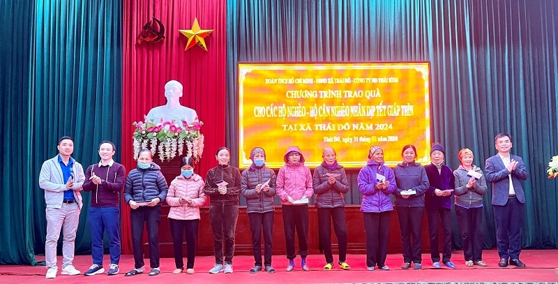 Nhiệt điện Thái Bình thăm và tặng quà các gia đình chính sách tại địa phương nhân dịp tết Nguyên đán Giáp Thìn 2024