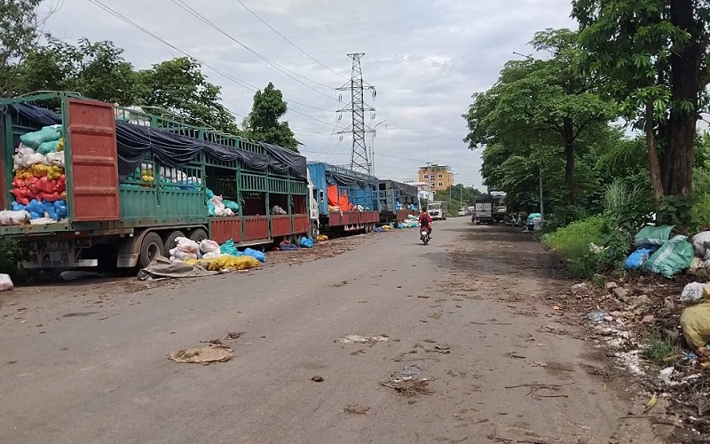 Bắc Từ Liêm - Hà Nội: Chiếm dụng lòng đường làm điểm bốc xếp hàng hóa gây ô nhiễm môi trường