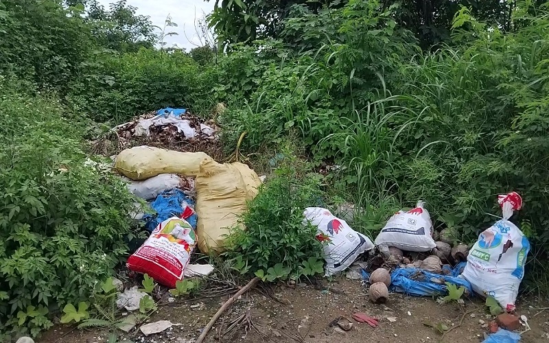 Bắc Từ Liêm - Hà Nội: Chiếm dụng lòng đường làm điểm bốc xếp hàng hóa gây ô nhiễm môi trường