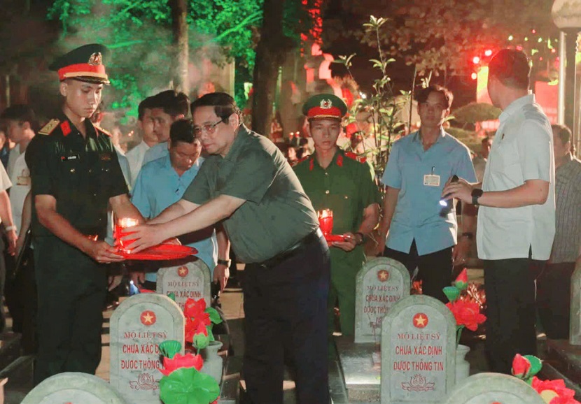 Thủ tướng Phạm Minh Chính dâng hương tại các địa chỉ đỏ của Quảng Trị