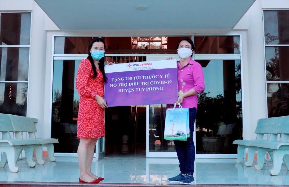 EVNGENCO3 TRAO TẶNG 1700 TÚI THUỐC CÙNG HUYỆN TUY PHONG CHỐNG DỊCH COVID-19