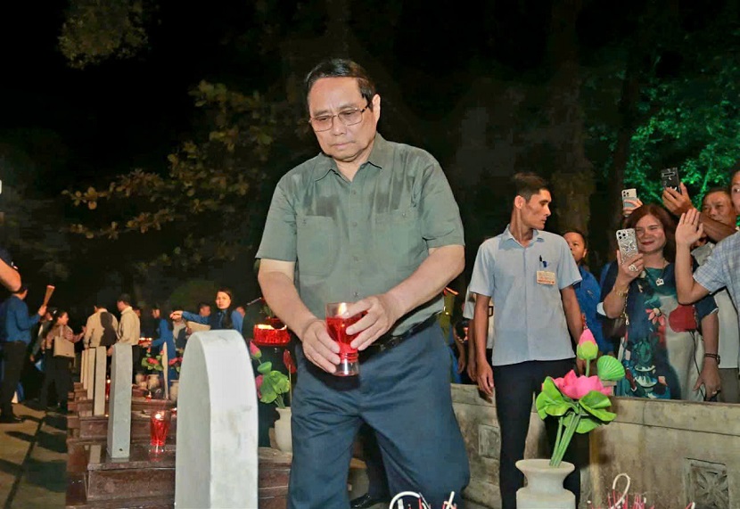 Thủ tướng Phạm Minh Chính dâng hương tại các địa chỉ đỏ của Quảng Trị