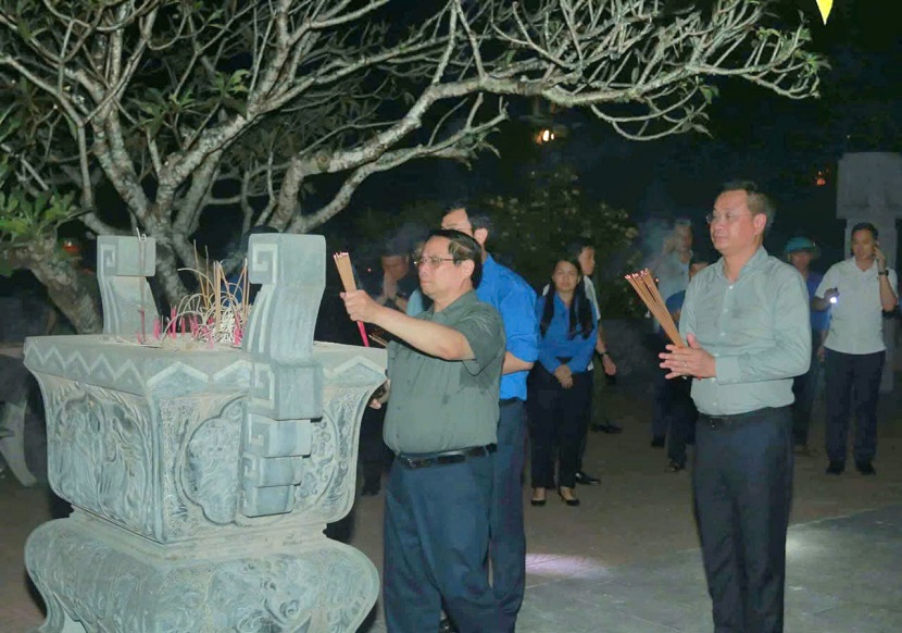 Thủ tướng Phạm Minh Chính dâng hương tại các địa chỉ đỏ của Quảng Trị