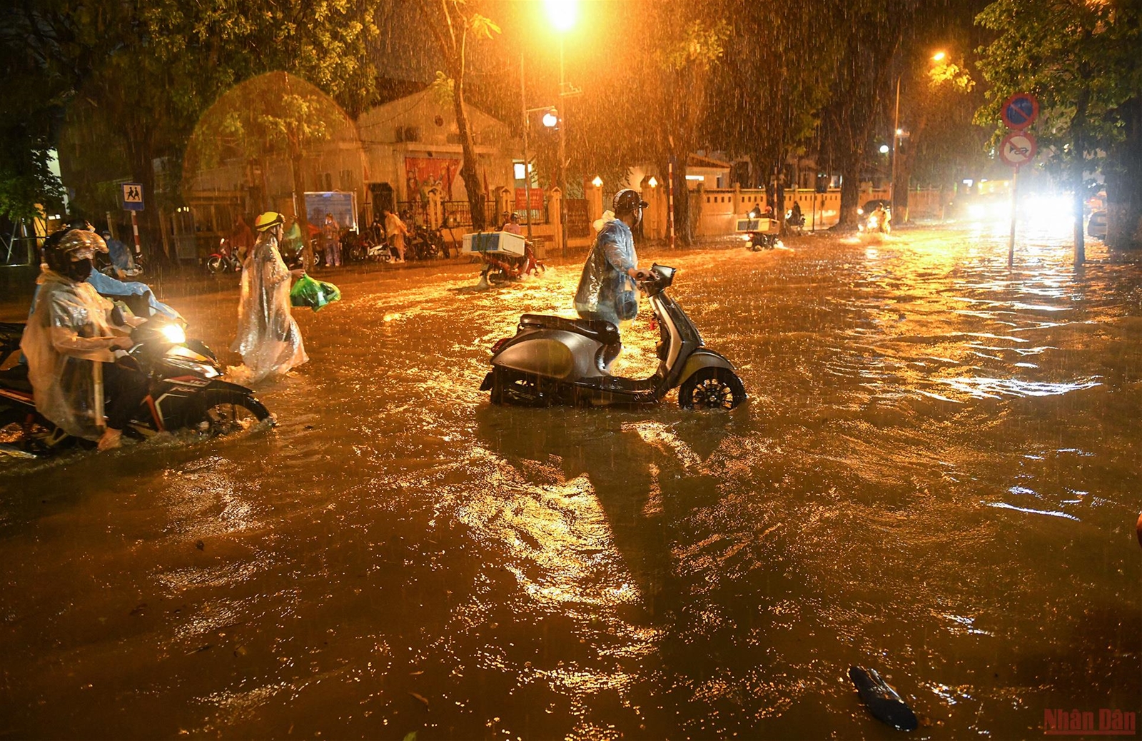 Nhiều tuyến phố ở Hà Nội ngập sâu sau cơn mưa lớn