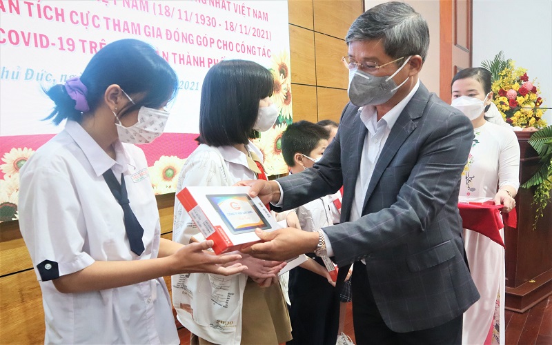 Him Lam Land tài trợ 1.000 máy tính bảng cho học sinh, sinh viên nghèo và mồ côi cha mẹ vì Covid-19