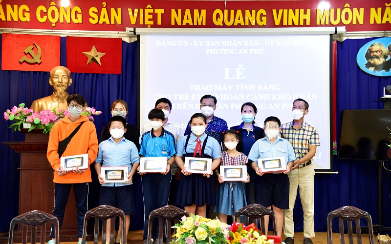 Him Lam Land tài trợ 1.000 máy tính bảng cho học sinh, sinh viên nghèo và mồ côi cha mẹ vì Covid-19
