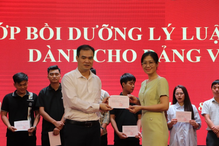 183 Đảng viên được trao giấy chứng nhận Bồi dưỡng lý luận chính trị cho đảng viên mới năm 2025
