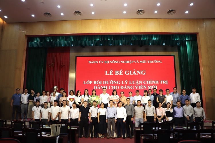 183 Đảng viên được trao giấy chứng nhận Bồi dưỡng lý luận chính trị cho đảng viên mới năm 2025