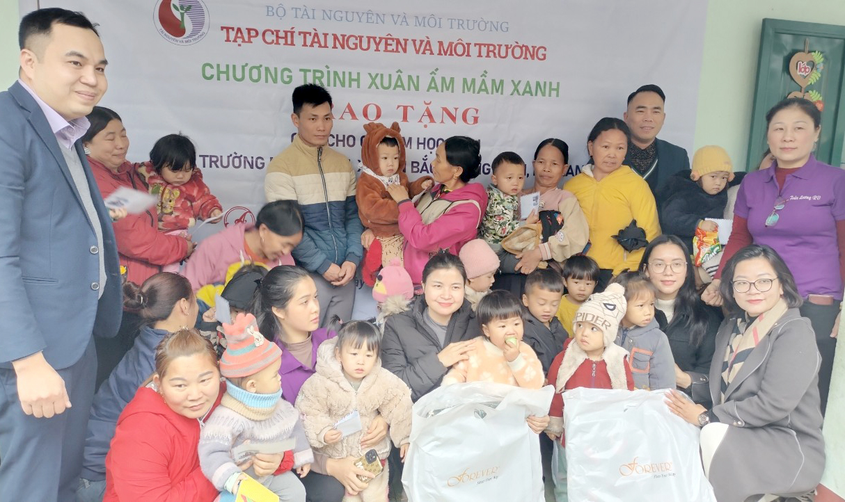 Tạp chí Tài nguyên và Môi trường tổ chức chương trình Xuân ấm mầm xanh tại Hà Giang