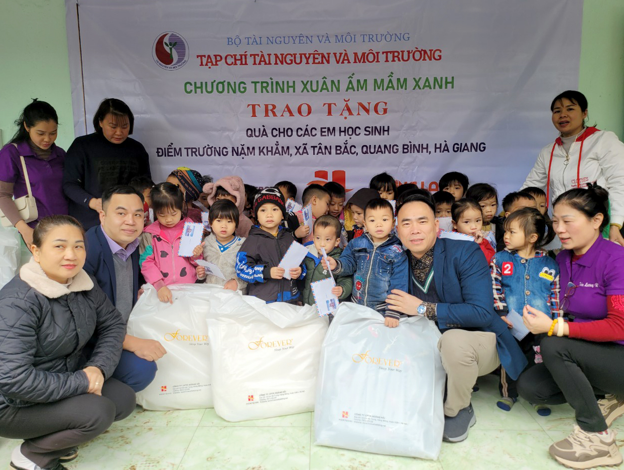 Tạp chí Tài nguyên và Môi trường tổ chức chương trình Xuân ấm mầm xanh tại Hà Giang