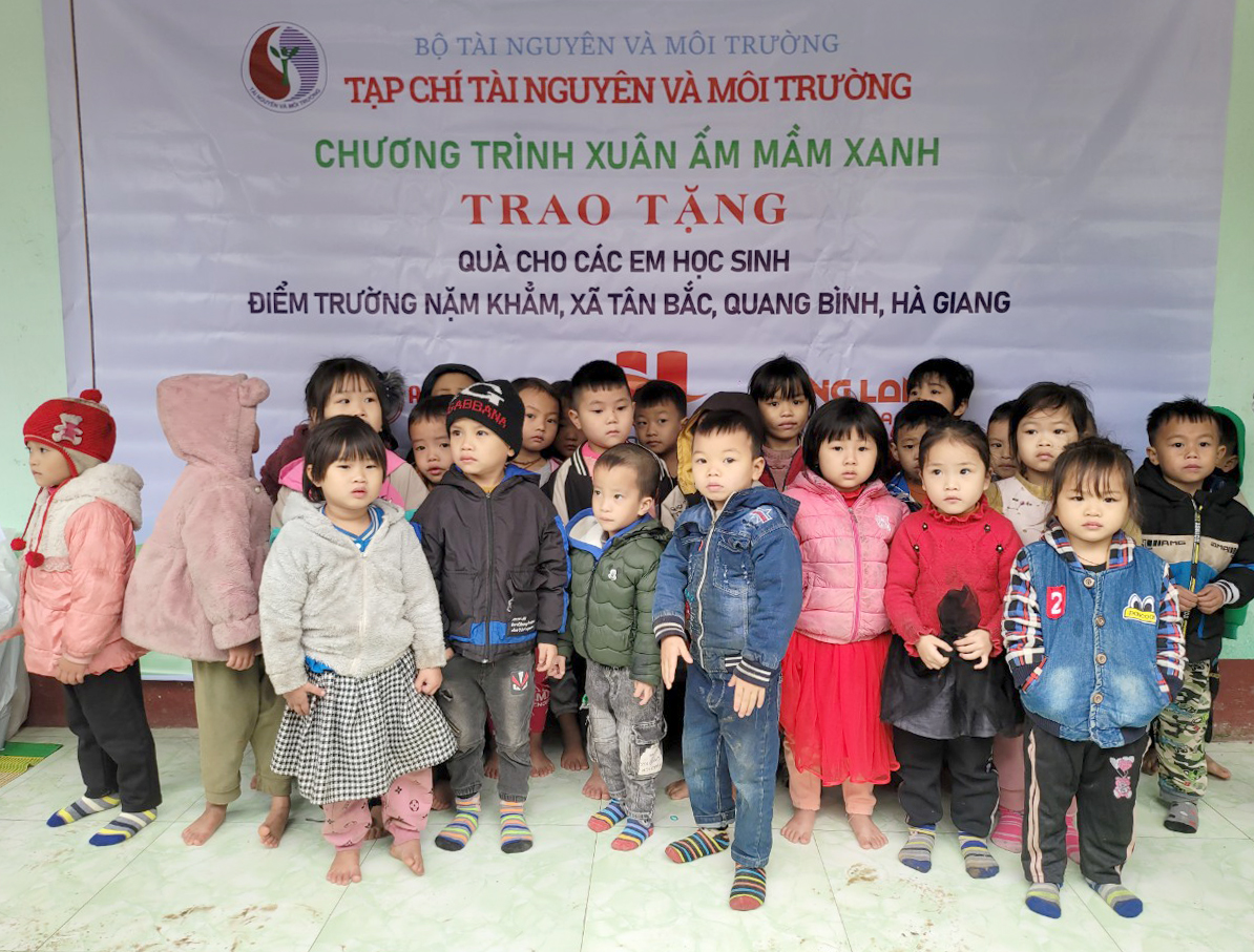 Tạp chí Tài nguyên và Môi trường tổ chức chương trình Xuân ấm mầm xanh tại Hà Giang