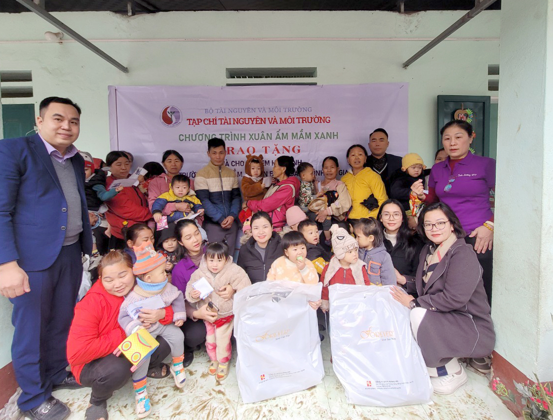 Tạp chí Tài nguyên và Môi trường tổ chức chương trình Xuân ấm mầm xanh tại Hà Giang