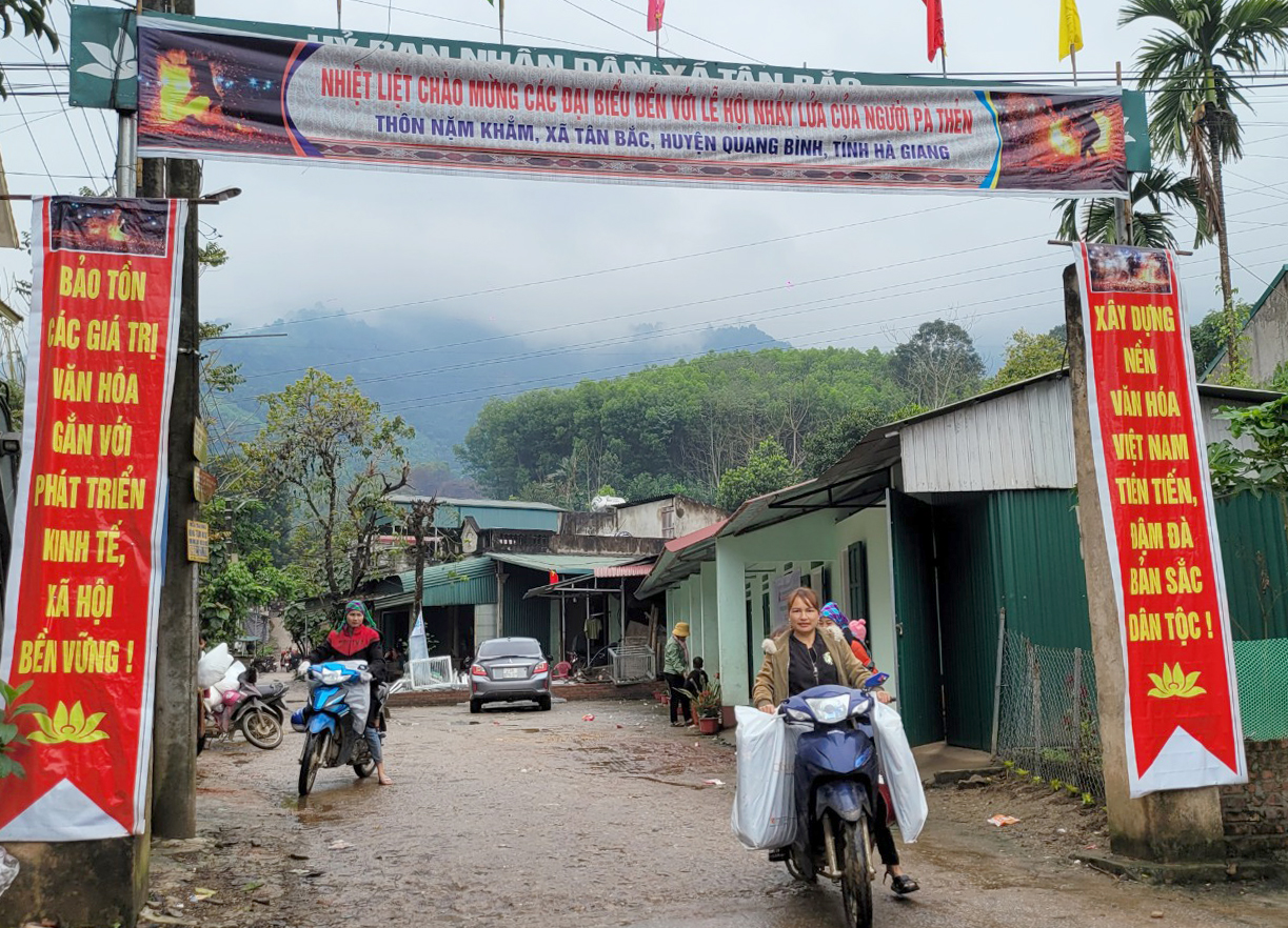 Tạp chí Tài nguyên và Môi trường tổ chức chương trình Xuân ấm mầm xanh tại Hà Giang