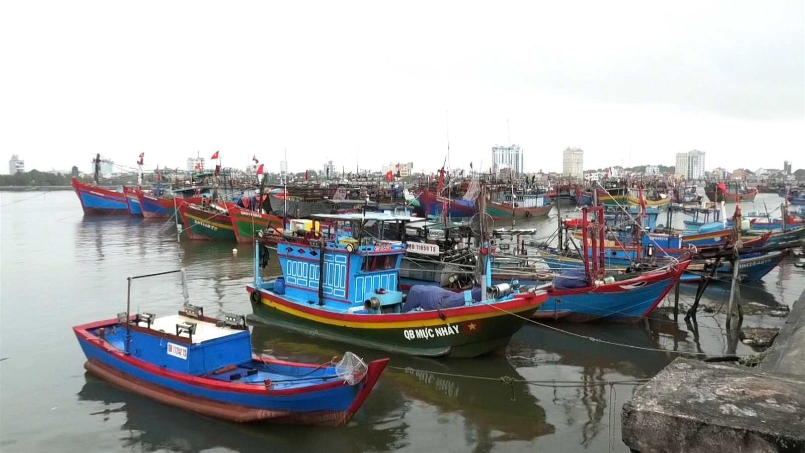 Quảng Trị: Tàu cá bị sóng to đánh chìm - cả 7 ngư dân trên tàu đã được ứng cứu an toàn