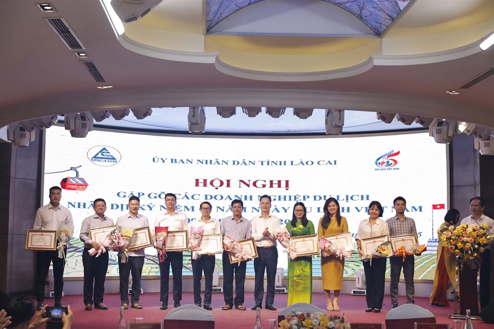 Chủ tịch UBND tỉnh Lào Cai trao Bằng khen cho YeaH1 vì đóng góp phát triển du lịch qua chương trình “Gia Đình Haha”