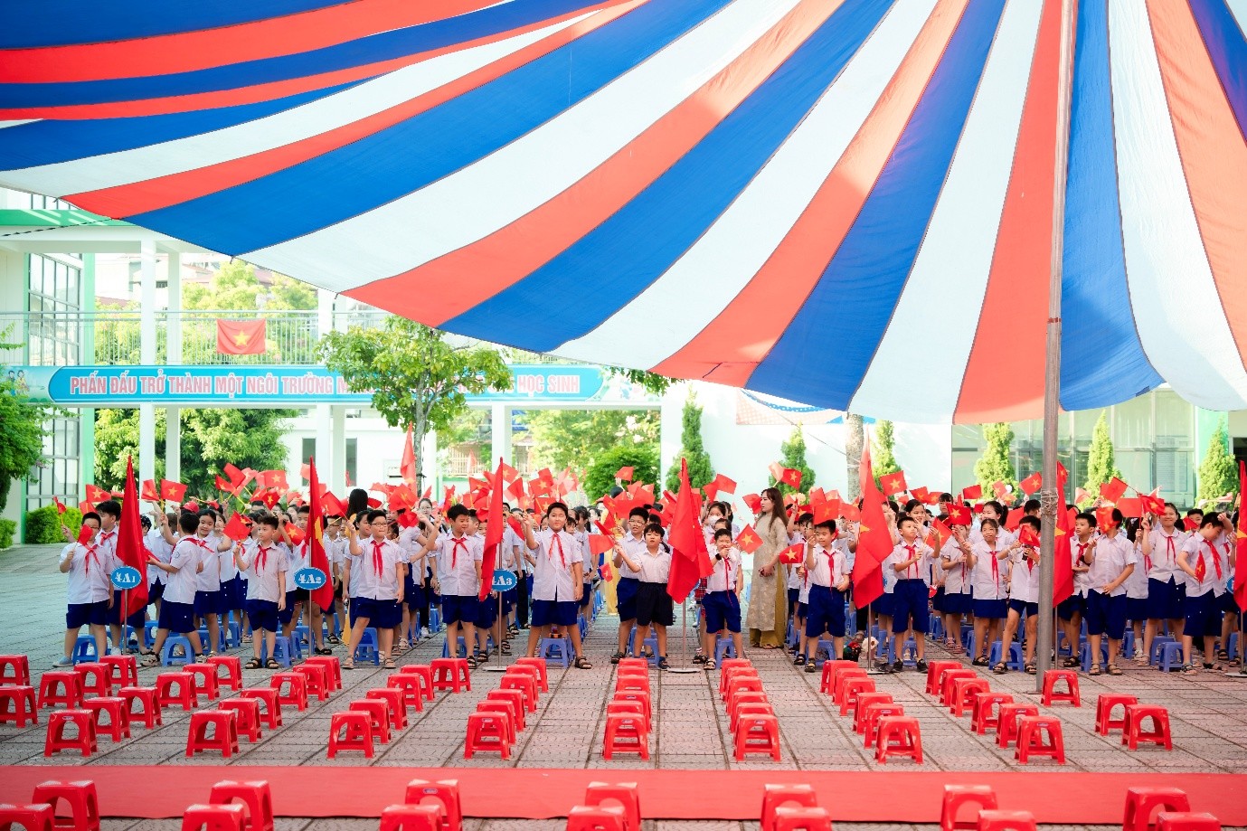 Trường Tiểu học Trung Thành tưng bừng khai giảng năm học mới