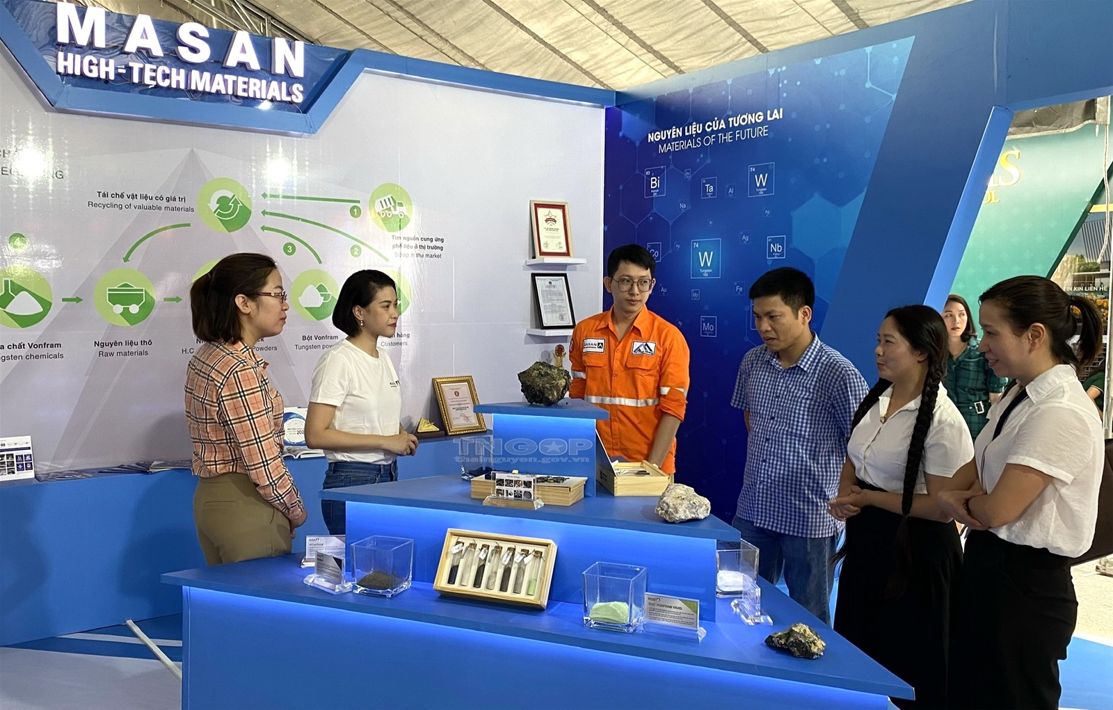 Giới thiệu các sản phẩm Vonfram tinh chế được trưng bày tại Gian hàng của Công ty Masan High-Tech Materials tại Hội chợ triển lãm mỗi xã phường một sản phẩm - Thái Nguyên 2022