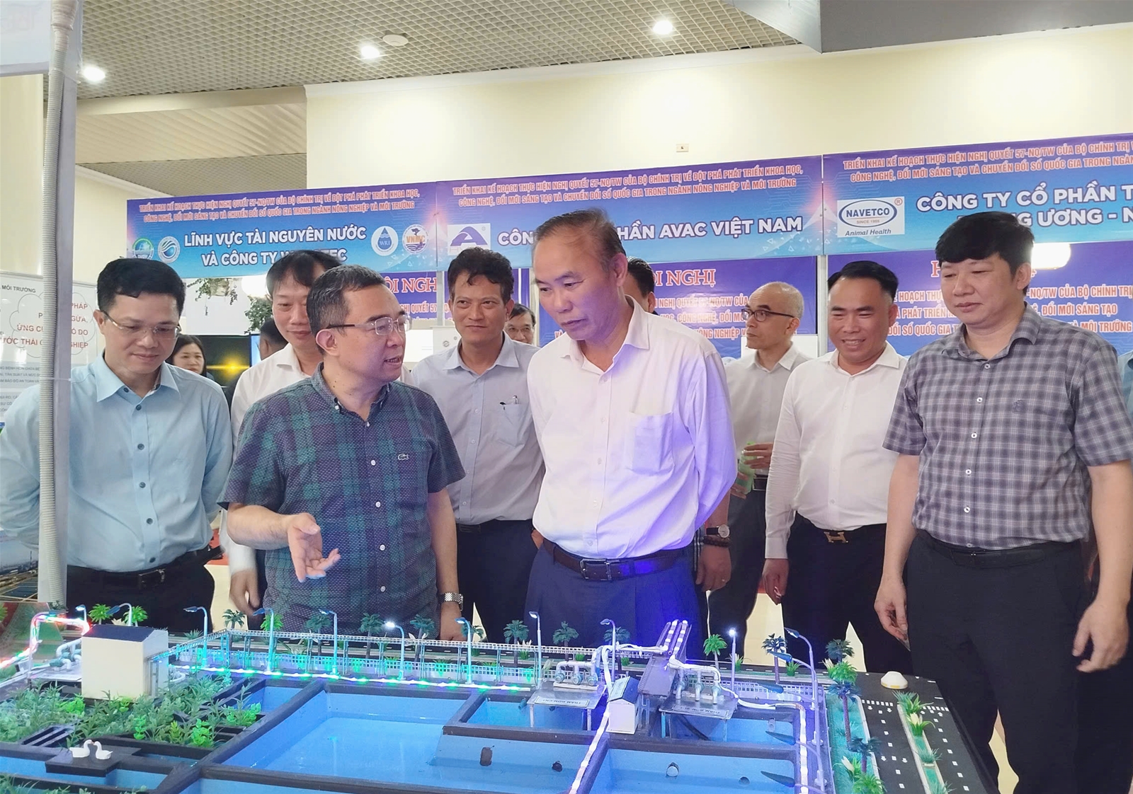 Thứ trưởng Bộ Nông nghiệp và Môi trường Phùng Đức Tiến thăm quan các gian hàng tại Triển lãm