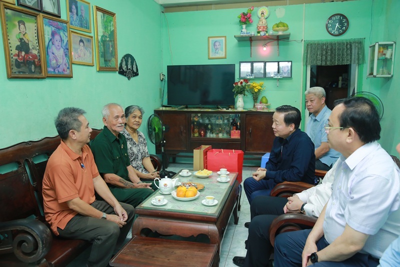 Phó Thủ tướng Trần Hồng Hà thăm, tặng quà gia đình người có công tại Biên Hòa, Đồng Nai nhân dịp 27/7
