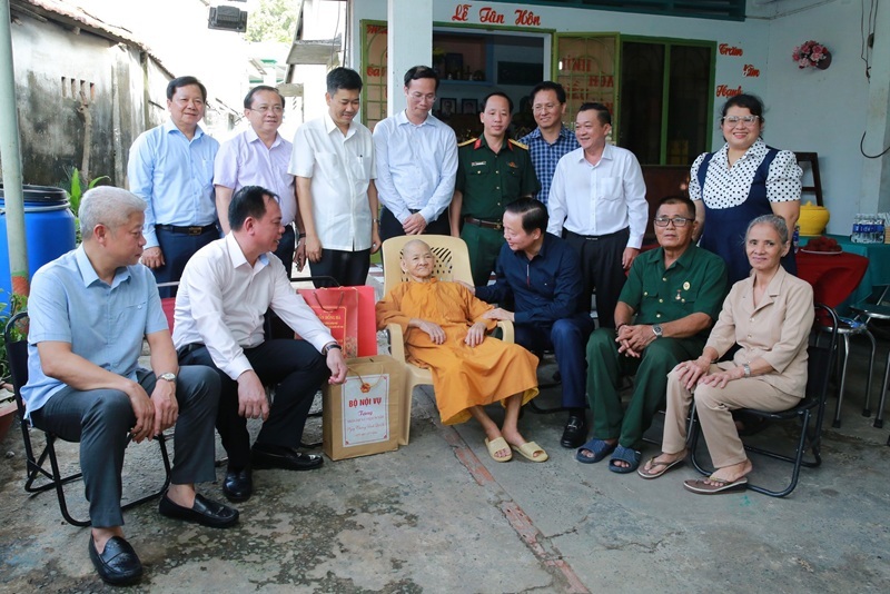Phó Thủ tướng Trần Hồng Hà thăm, tặng quà gia đình người có công tại Biên Hòa, Đồng Nai nhân dịp 27/7