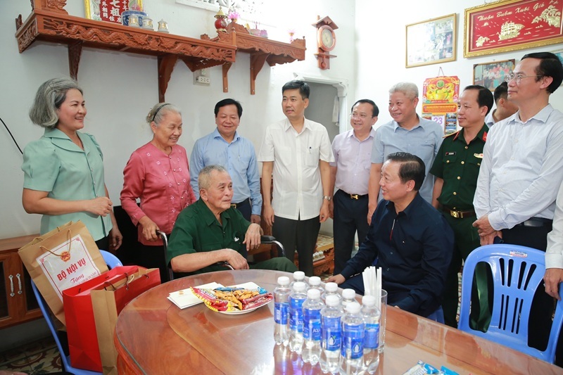 Phó Thủ tướng Trần Hồng Hà thăm, tặng quà gia đình người có công tại Biên Hòa, Đồng Nai nhân dịp 27/7