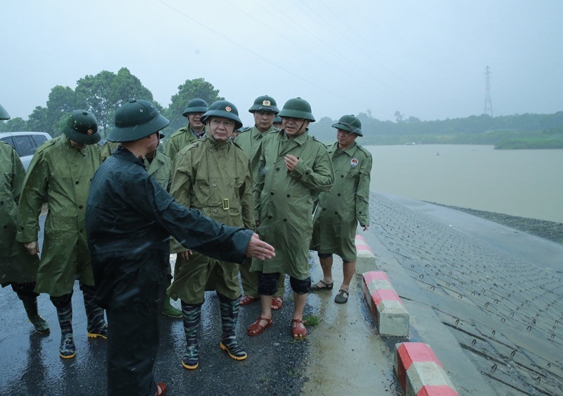 Phó Thủ tướng Trần Hồng Hà kiểm tra công tác phòng, chống bão số 3 tại các điểm xung yếu ở Thanh Hóa