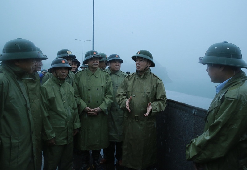 Phó Thủ tướng Trần Hồng Hà kiểm tra công tác phòng, chống bão số 3 tại các điểm xung yếu ở Thanh Hóa