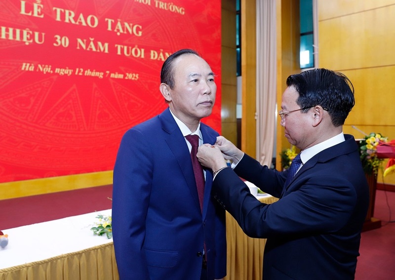 Đồng chí Phùng Đức Tiến nhận Huy hiệu 30 năm tuổi Đảng