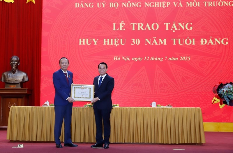 Đồng chí Phùng Đức Tiến nhận Huy hiệu 30 năm tuổi Đảng