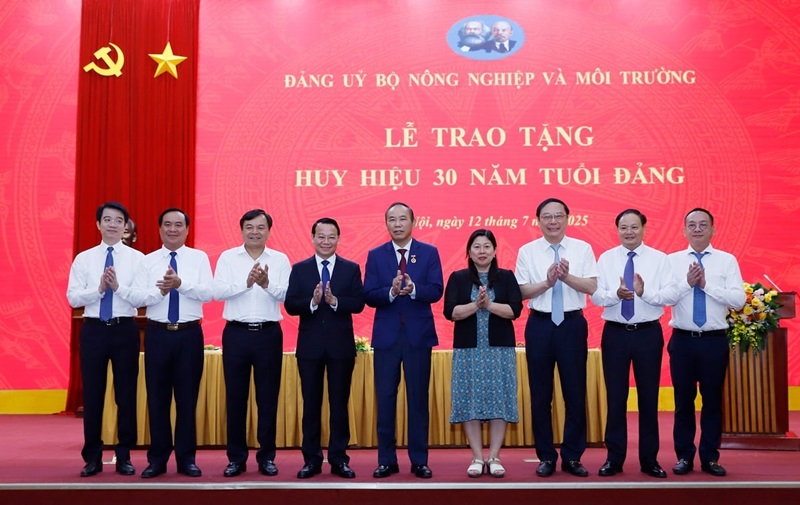 Đồng chí Phùng Đức Tiến nhận Huy hiệu 30 năm tuổi Đảng