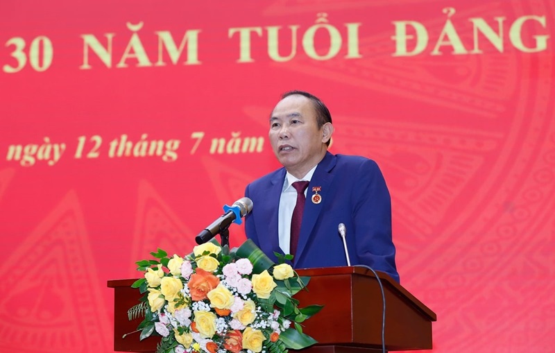 Đồng chí Phùng Đức Tiến nhận Huy hiệu 30 năm tuổi Đảng