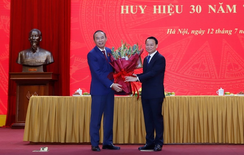 Đồng chí Phùng Đức Tiến nhận Huy hiệu 30 năm tuổi Đảng
