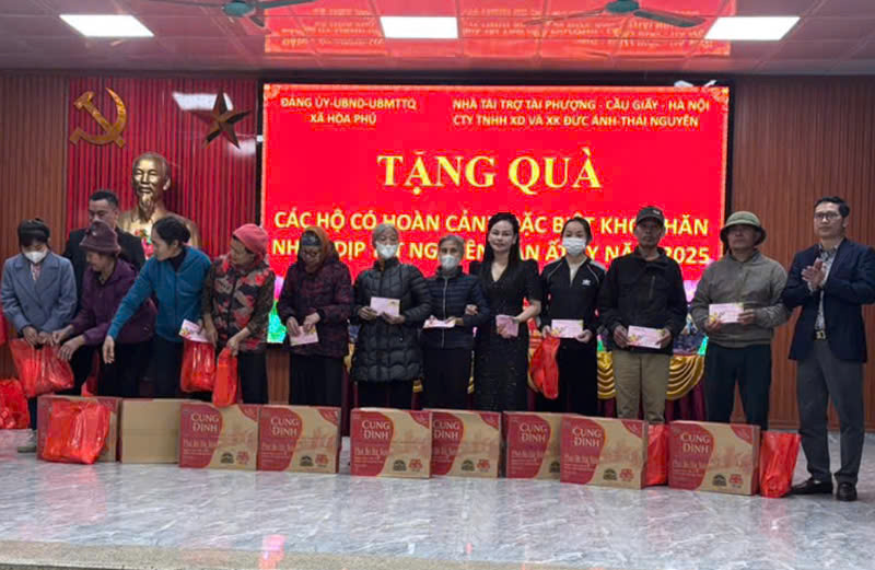 Bác sĩ Hoàng Tài trao tặng quà Tết tại xã Hòa Phú, Hà Nội