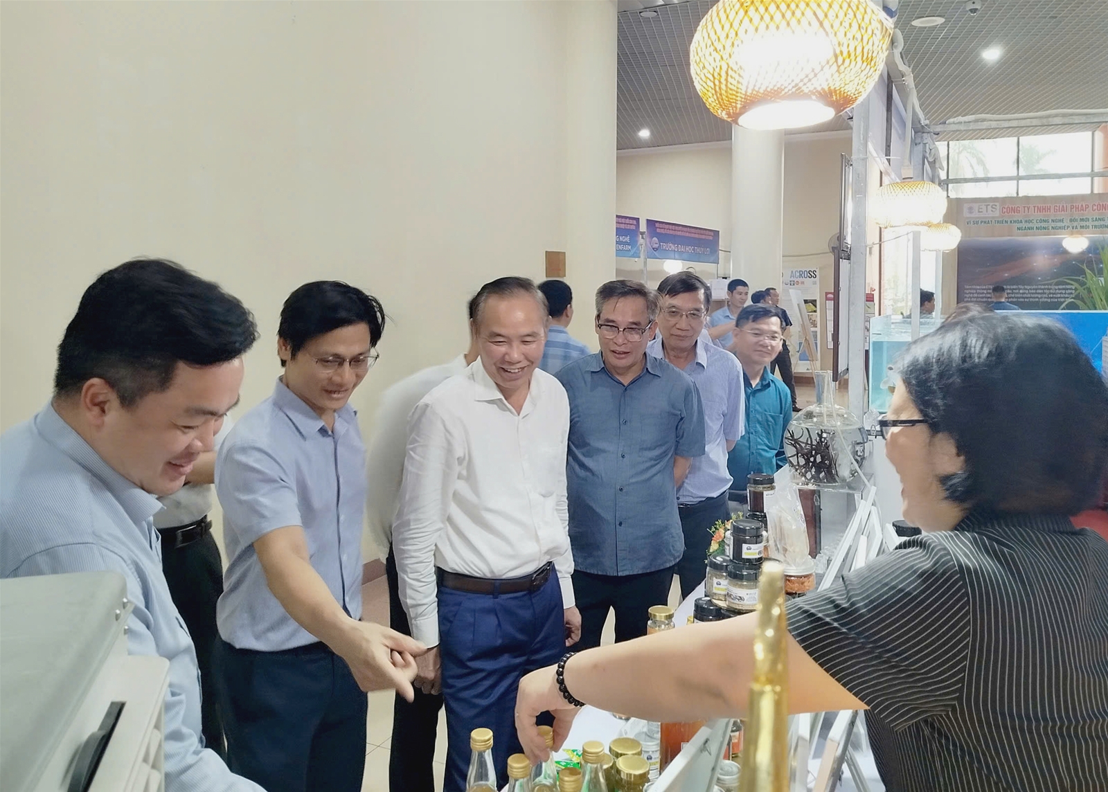 Thứ trưởng Bộ Nông nghiệp và Môi trường Phùng Đức Tiến thăm quan các gian hàng tại Triển lãm
