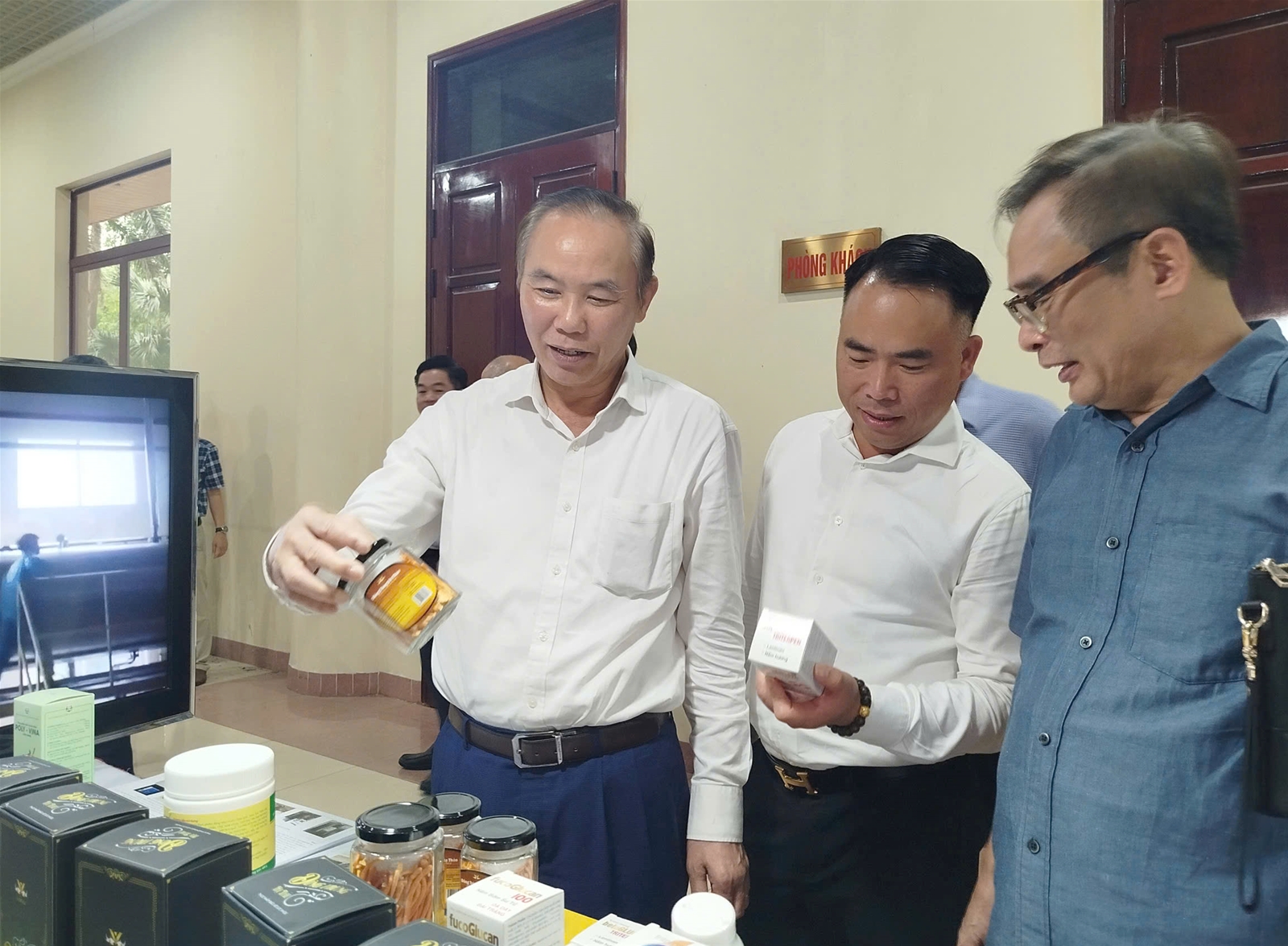 Thứ trưởng Bộ Nông nghiệp và Môi trường Phùng Đức Tiến thăm quan các gian hàng tại Triển lãm
