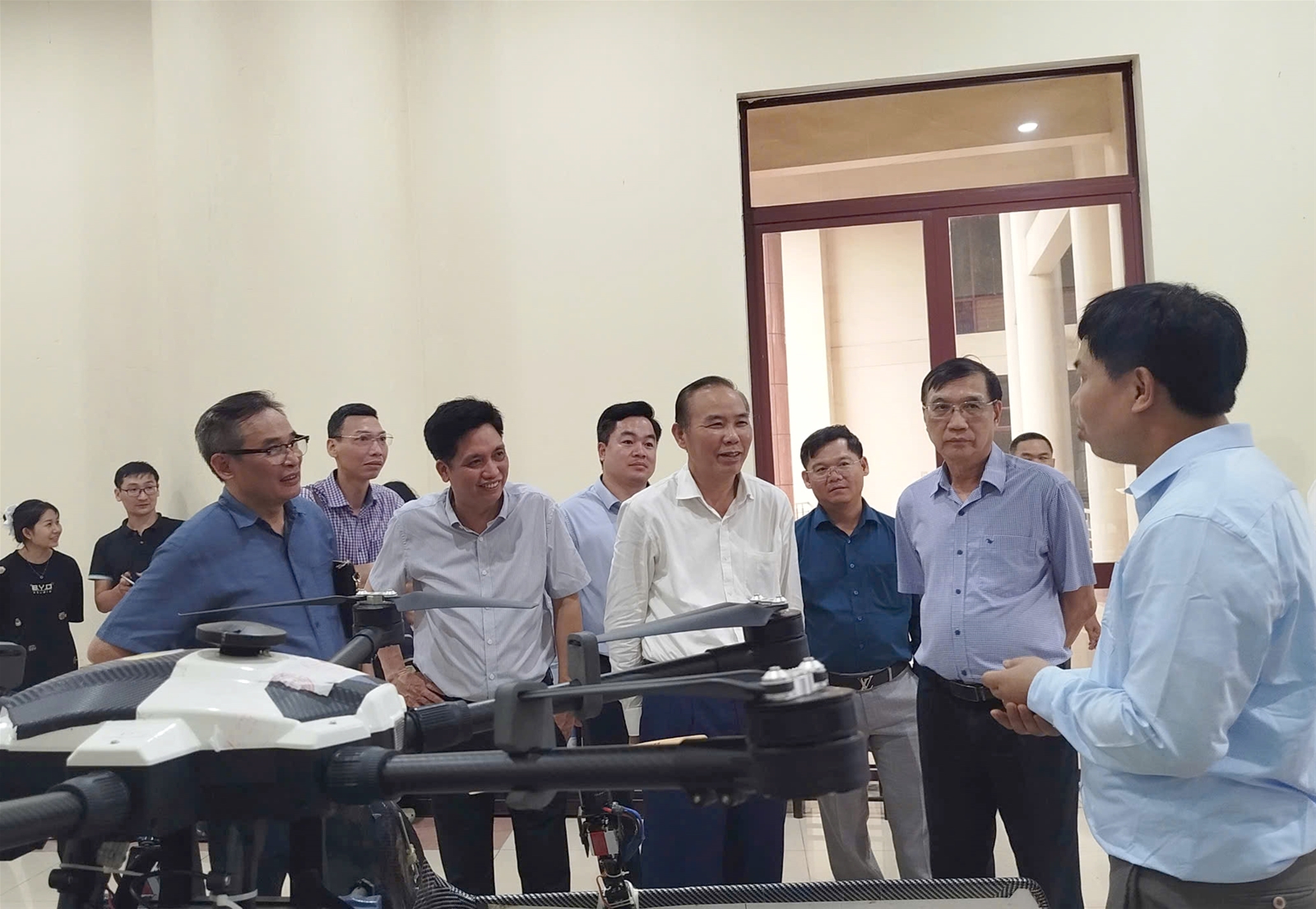 Thứ trưởng Bộ Nông nghiệp và Môi trường Phùng Đức Tiến thăm quan các gian hàng tại Triển lãm