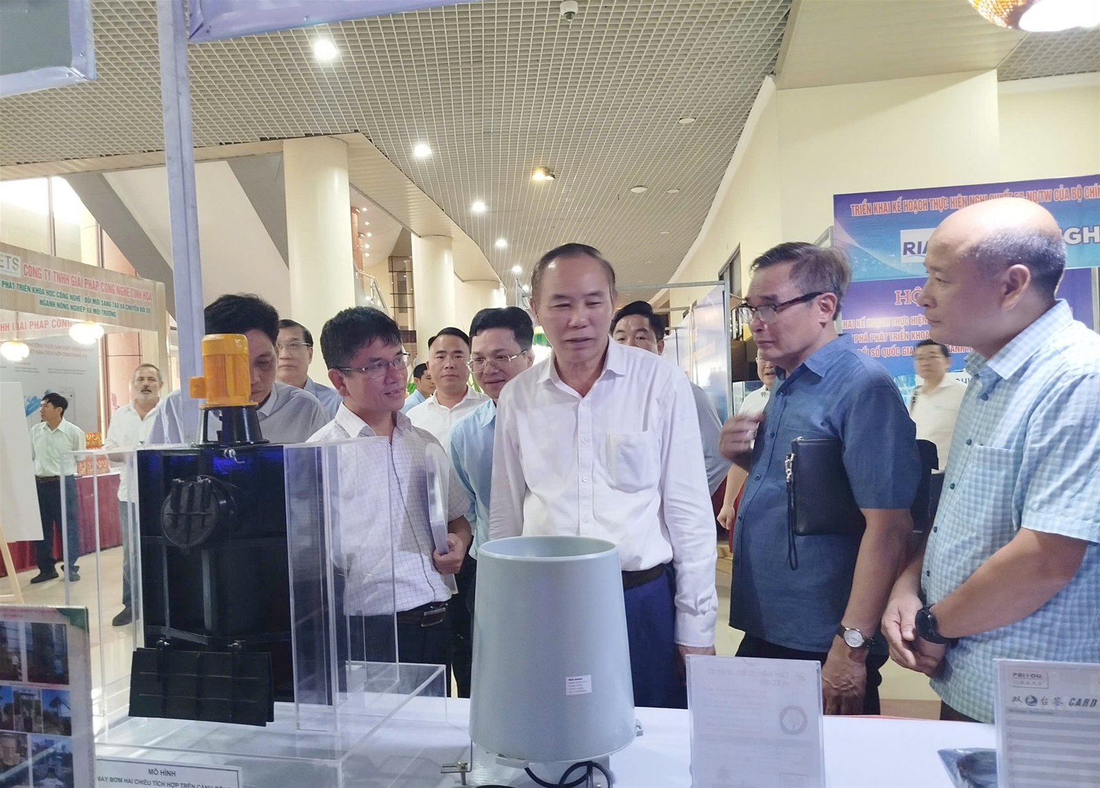 Thứ trưởng Bộ Nông nghiệp và Môi trường Phùng Đức Tiến thăm quan các gian hàng tại Triển lãm