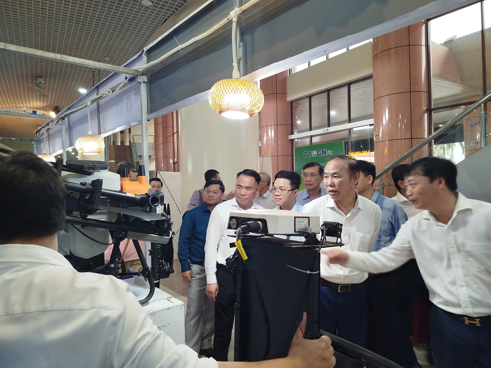 Thứ trưởng Bộ Nông nghiệp và Môi trường Phùng Đức Tiến thăm quan các gian hàng tại Triển lãm
