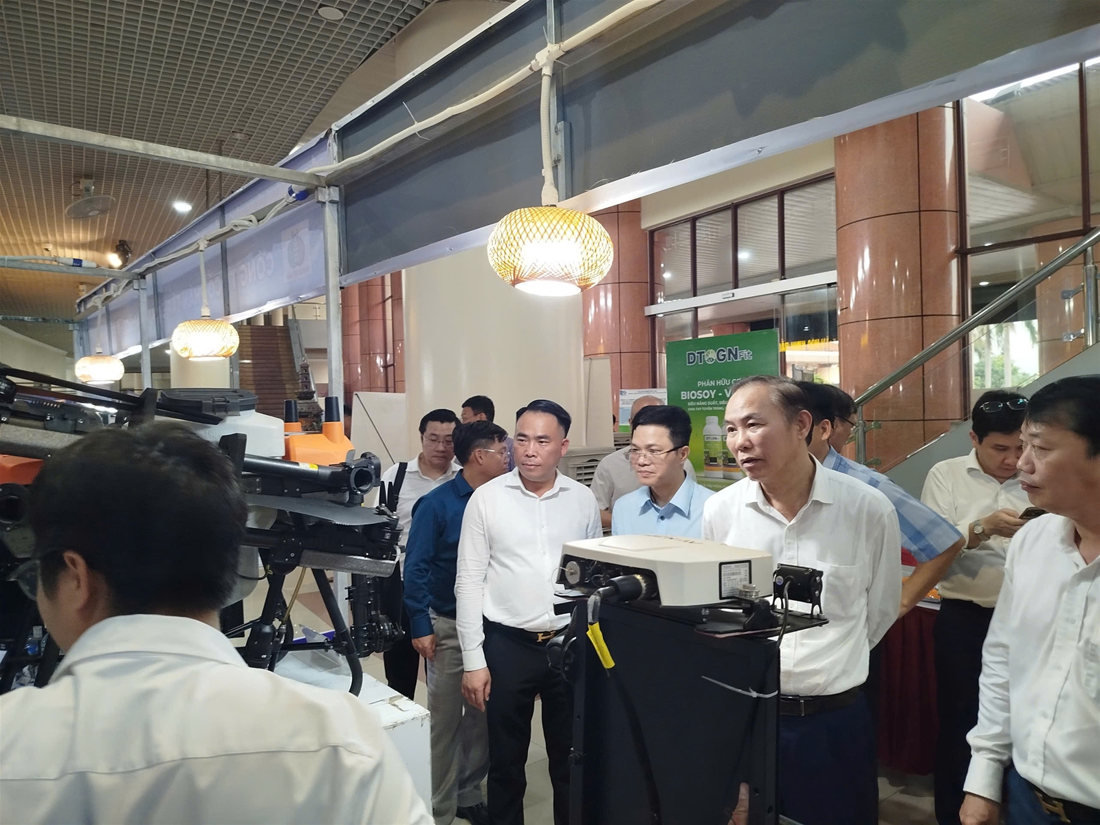 Thứ trưởng Bộ Nông nghiệp và Môi trường Phùng Đức Tiến thăm quan các gian hàng tại Triển lãm