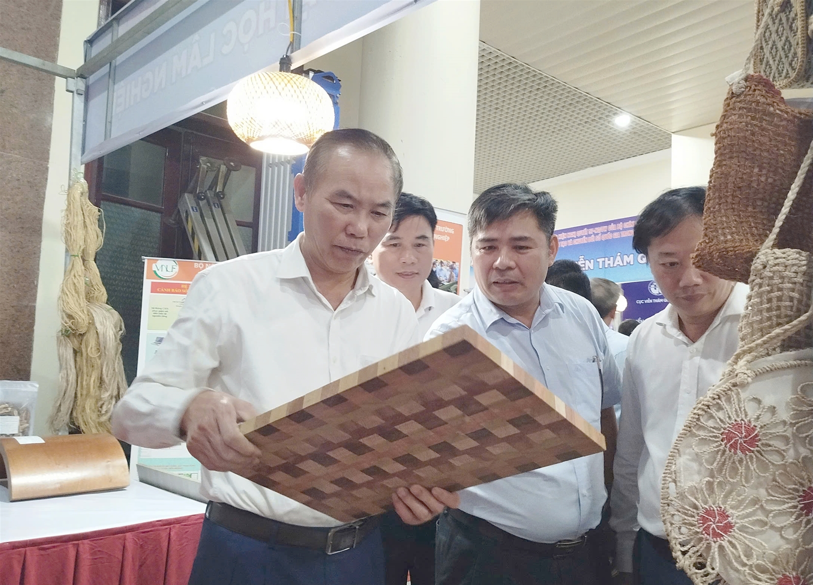 Thứ trưởng Bộ Nông nghiệp và Môi trường Phùng Đức Tiến thăm quan các gian hàng tại Triển lãm