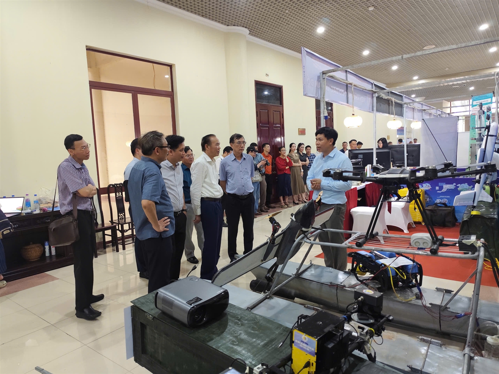 Thứ trưởng Bộ Nông nghiệp và Môi trường Phùng Đức Tiến thăm quan các gian hàng tại Triển lãm