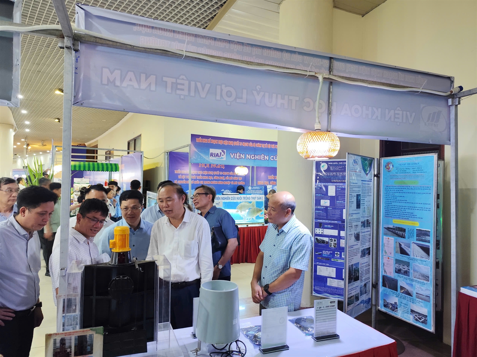 Thứ trưởng Bộ Nông nghiệp và Môi trường Phùng Đức Tiến thăm quan các gian hàng tại Triển lãm