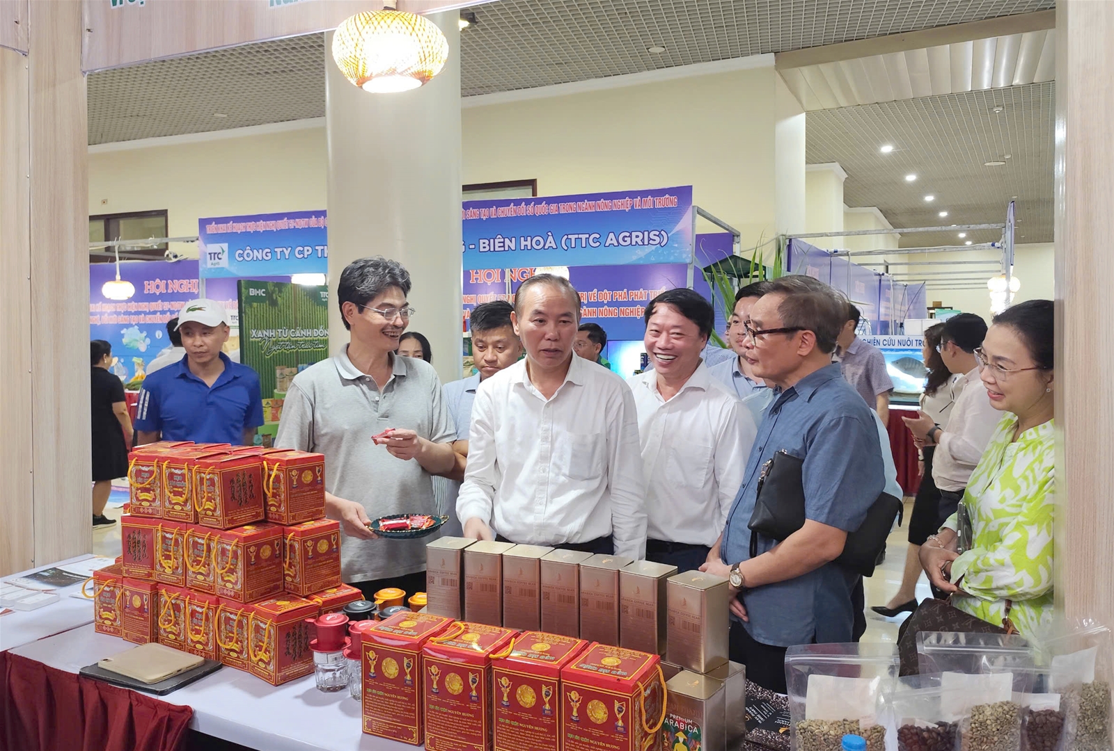 Thứ trưởng Bộ Nông nghiệp và Môi trường Phùng Đức Tiến thăm quan các gian hàng tại Triển lãm
