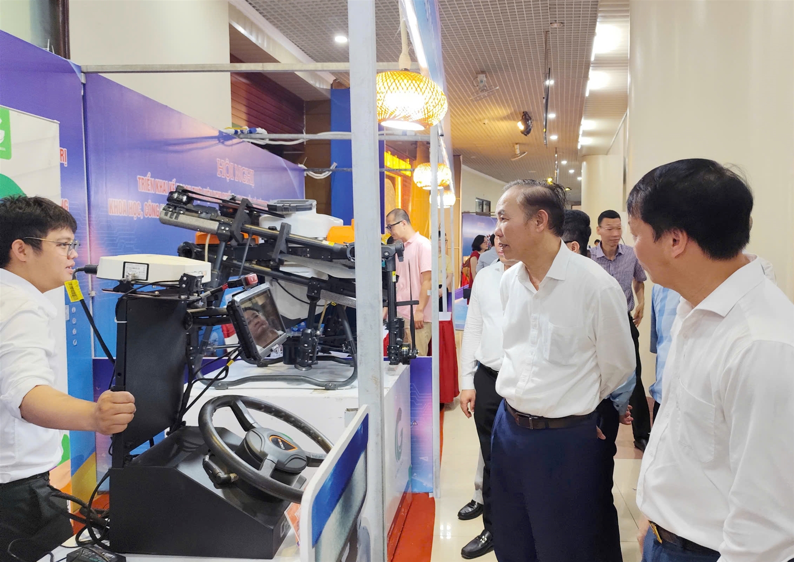 Thứ trưởng Bộ Nông nghiệp và Môi trường Phùng Đức Tiến thăm quan các gian hàng tại Triển lãm