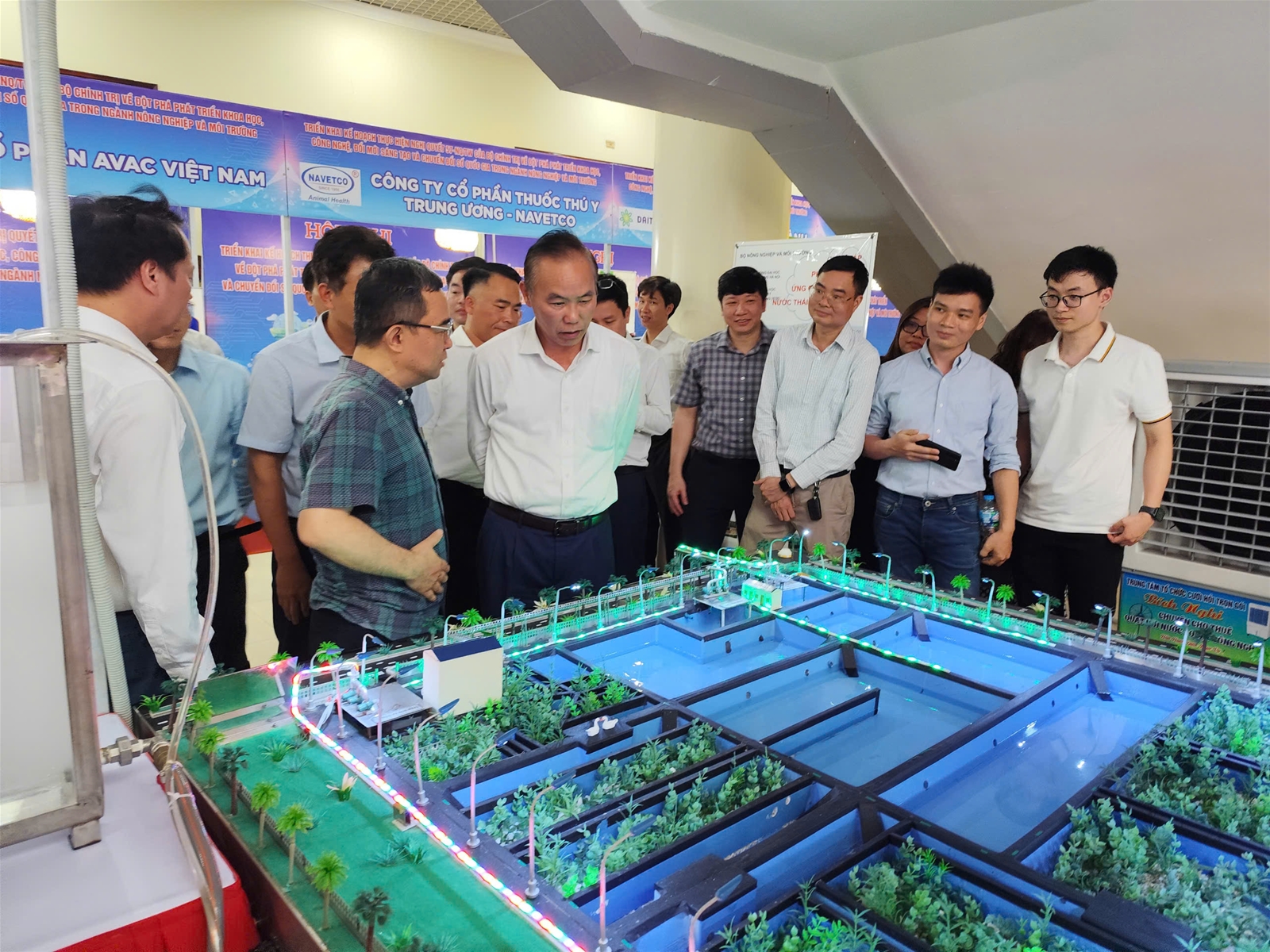 Thứ trưởng Bộ Nông nghiệp và Môi trường Phùng Đức Tiến thăm quan các gian hàng tại Triển lãm