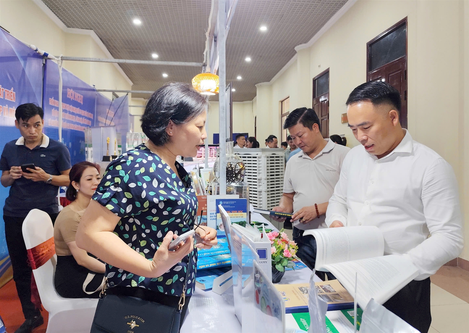 Thứ trưởng Phùng Đức Tiến kiểm tra khu vực trưng bày các thành tựu ngành Nông nghiệp và Môi trường