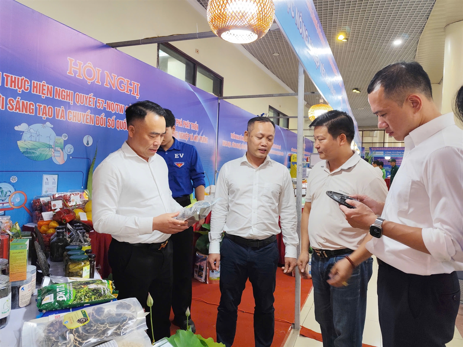 Thứ trưởng Phùng Đức Tiến kiểm tra khu vực trưng bày các thành tựu ngành Nông nghiệp và Môi trường