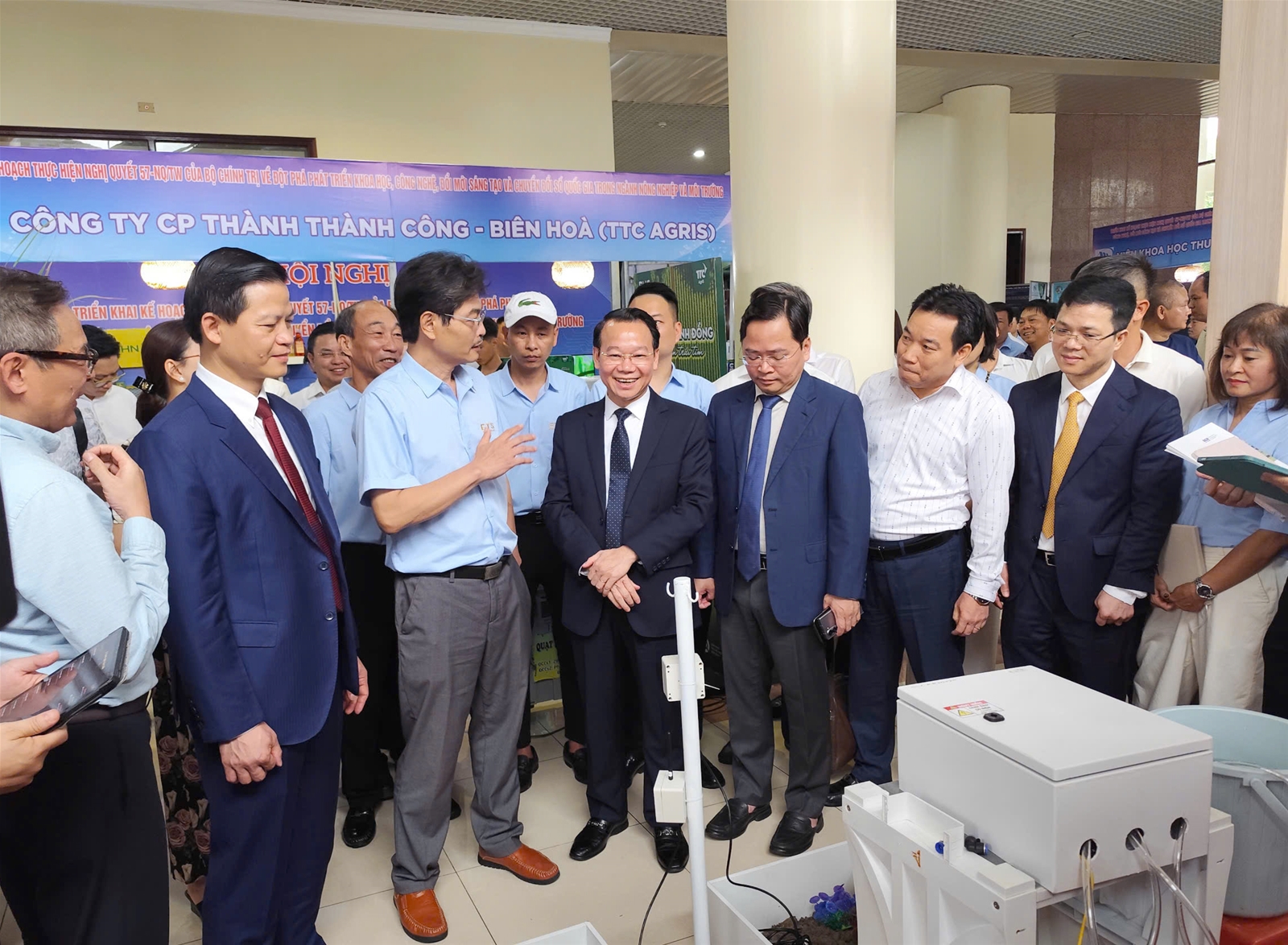 Bộ trưởng Đỗ Đức Duy tham quan thành tựu khoa học công nghệ ngành Nông nghiệp và Môi trường
