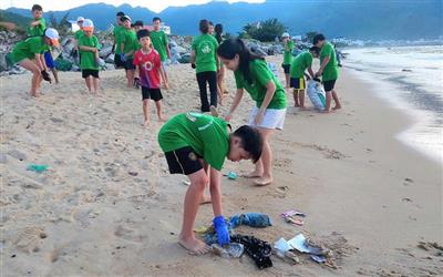 Khánh Hòa: Nhóm Môi trường xanh Đại Lãnh cùng nhau dọn rác, giữ màu xanh cùng biển