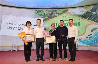 Chủ tịch UBND tỉnh Lào Cai trao Bằng khen cho YeaH1 vì đóng góp phát triển du lịch qua chương trình “Gia đình Haha”